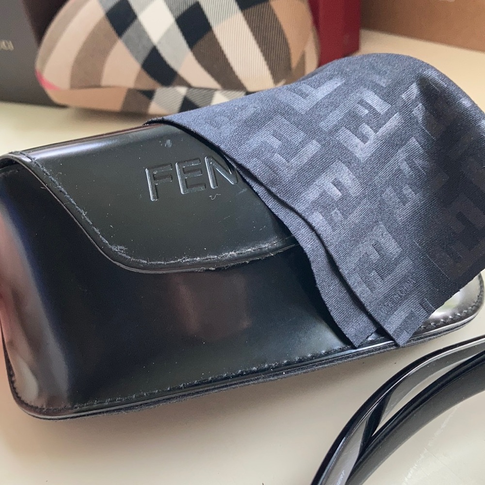 Fendi sunglasses and case - Picture 4 of 15